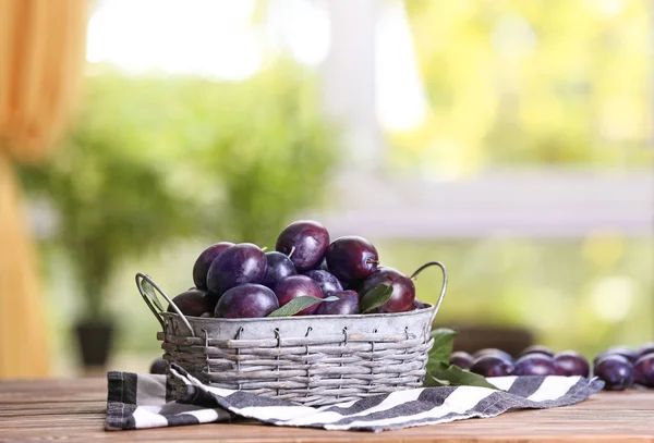 Fresh plums in basket — Stock Photo, Image