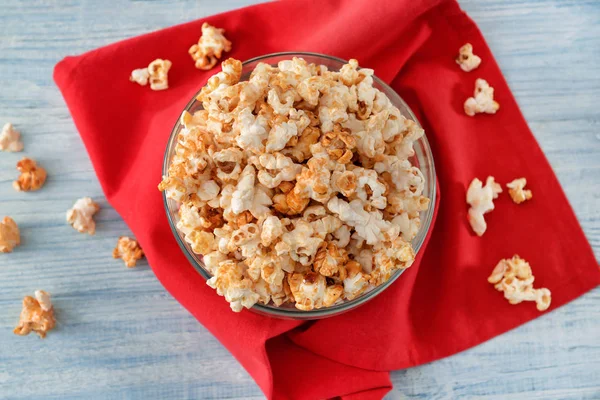 Cuenco con sabrosas palomitas de caramelo — Foto de Stock