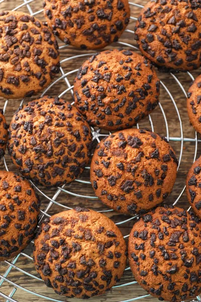 Estante de enfriamiento con deliciosas galletas de avena — Foto de Stock