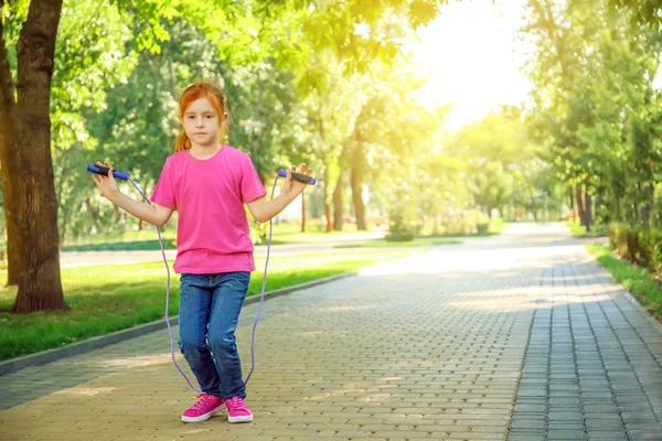 Petite Fille Mignonne Saut Corde Dans Parc — Photo