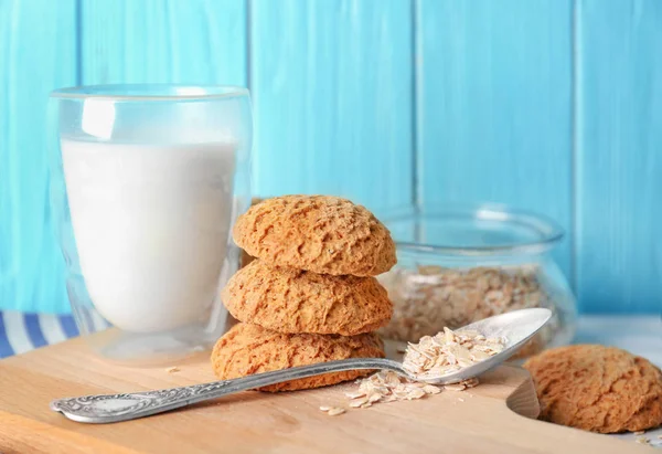 Вкусное овсяное печенье со стаканом молока — стоковое фото
