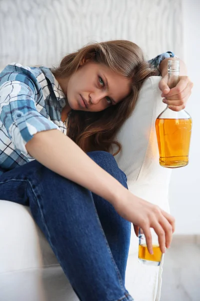 Jovem mulher bebendo álcool — Fotografia de Stock