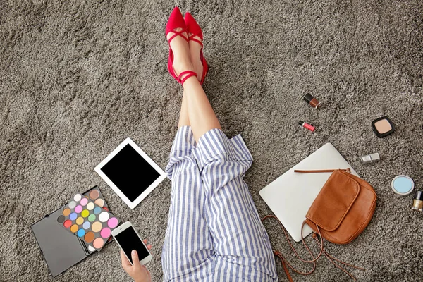 Joven blogger de belleza usando teléfono móvil mientras está sentado en el suelo — Foto de Stock