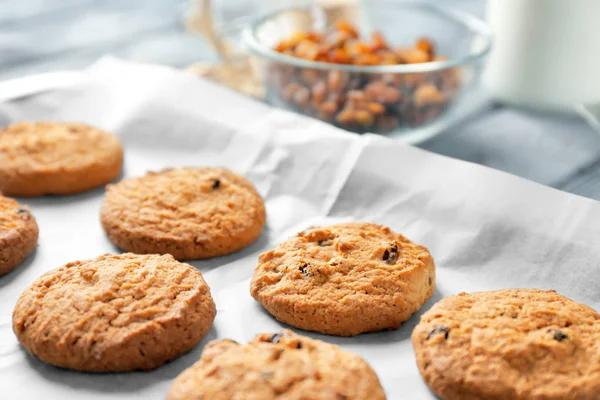 Delicious oatmeal cookies with raisins on tray — Stock Photo, Image