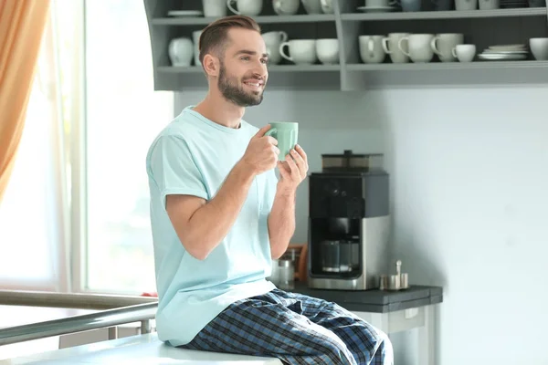 Rano przystojny młody mężczyzna picia kawy w kuchni — Zdjęcie stockowe