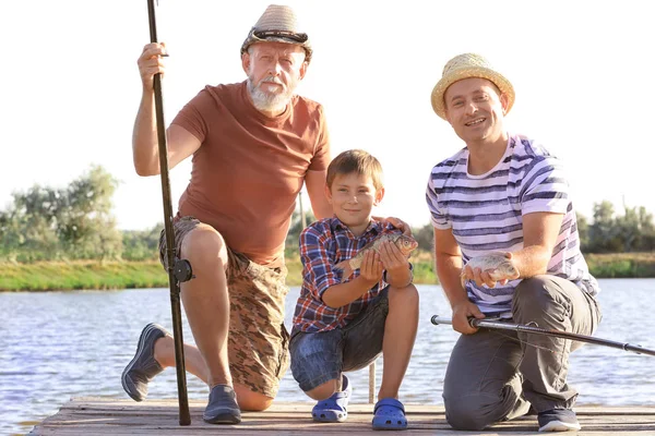 Pesca familiar en el estanque juntos — Foto de Stock