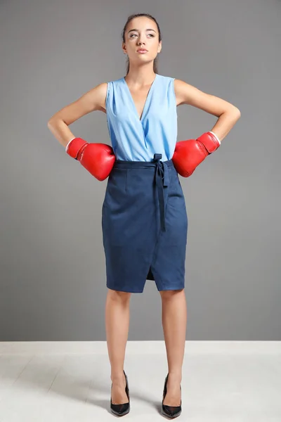Junge Frau in Boxhandschuhen — Stockfoto