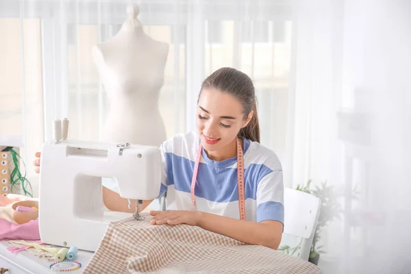 Joven costurera en taller — Foto de Stock