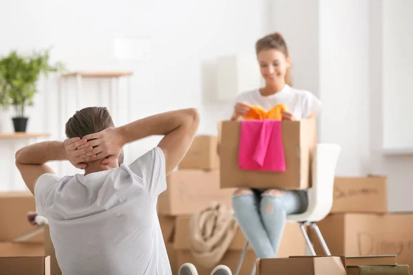 Jong koppel uitpakken verplaatsen vakken nieuwe thuis — Stockfoto