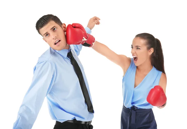 Mujer en guantes de boxeo golpeando hombre de negocios —  Fotos de Stock