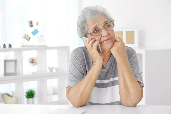 Bejaarde vrouw spreken op telefoon — Stockfoto