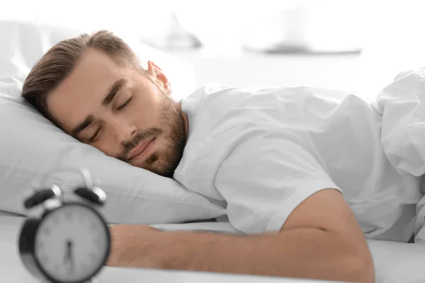 Matin de beau jeune homme dormant au lit à la maison — Photo