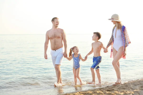 Glückliche Familie ruht sich im Seebad aus — Stockfoto