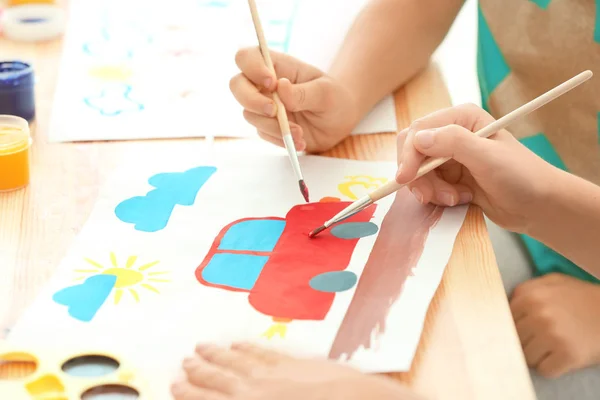 Carino pittura bambini a tavola al chiuso — Foto Stock