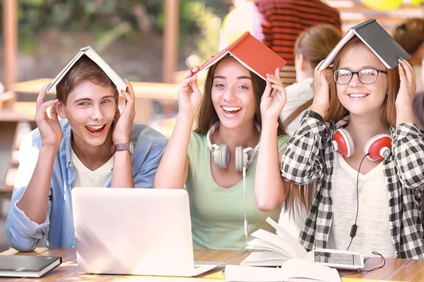 Estudiantes felices estudiando juntos al aire libre — Foto de Stock