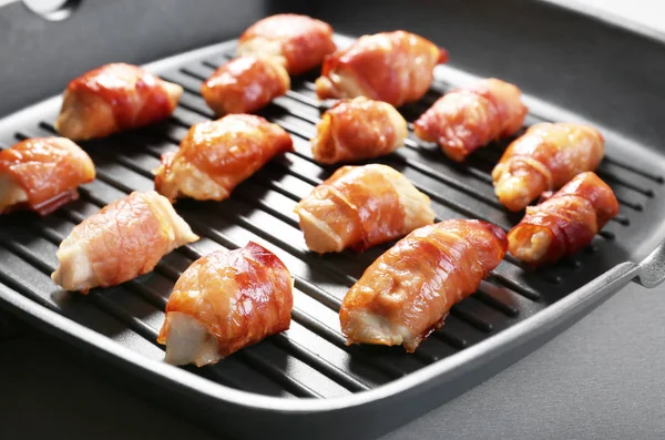 Grill pan with bacon wrapped chicken — Stock Photo, Image