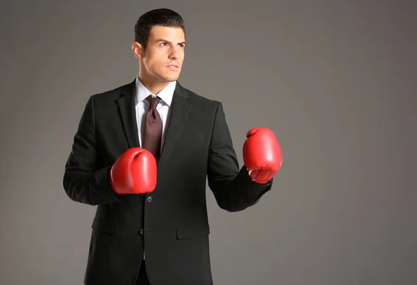 Uomo d'affari in guanti da boxe — Foto Stock