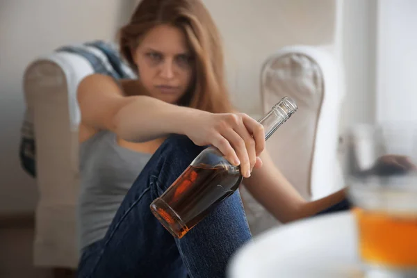 Junge Frau trinkt Alkohol — Stockfoto