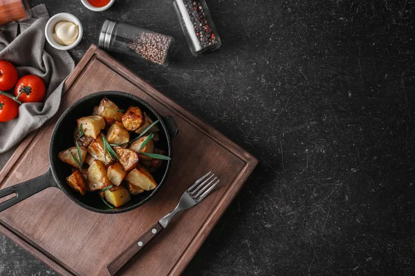 Composizione con patate al rosmarino al forno — Foto Stock