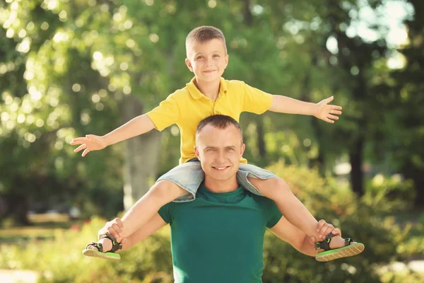 Vader en zoon in park — Stockfoto