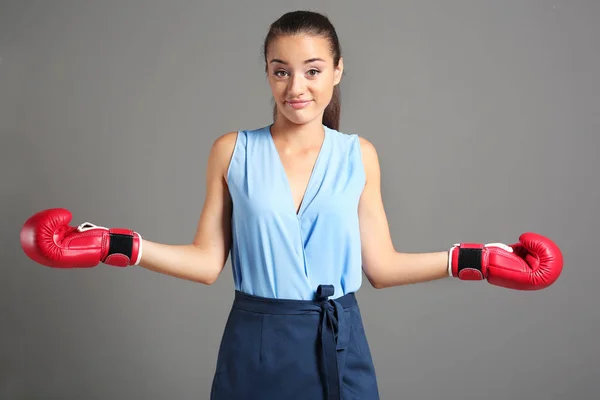 Mujer joven en guantes de boxeo —  Fotos de Stock