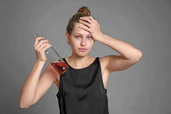 Mujer joven bebiendo alcohol — Foto de Stock