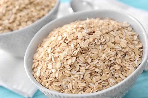 Cuenco con avena cruda en la mesa —  Fotos de Stock