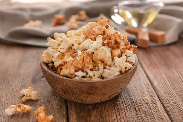 Bowl with tasty caramel popcorn — Stock Photo, Image