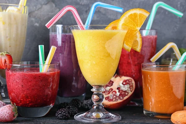 Louça de vidro com diferentes smoothies — Fotografia de Stock