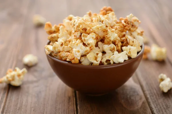 Bowl with tasty caramel popcorn — Stock Photo, Image