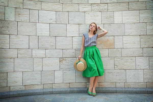 Jeune femme en jupe verte — Photo