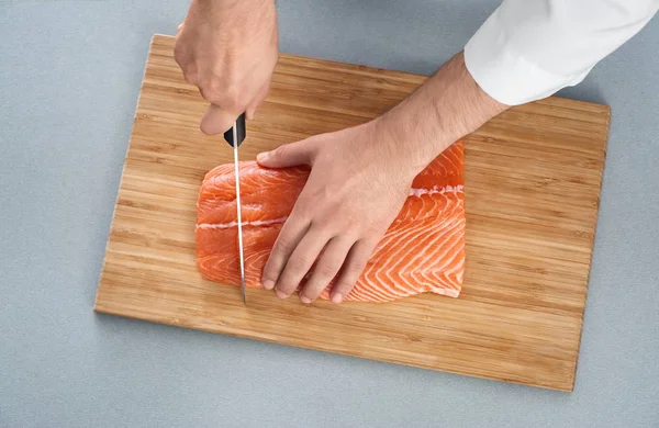 Chef cortando filete de salmón —  Fotos de Stock