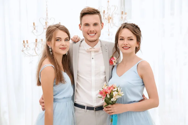 Feliz novio guapo con damas de honor en el día de la boda, en el interior — Foto de Stock