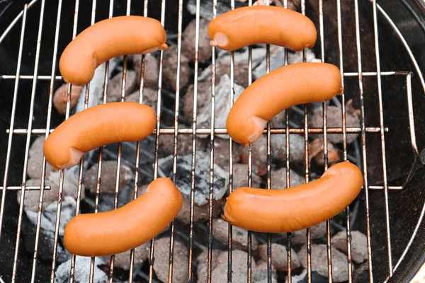 Salsicce sul barbecue Grill — Foto Stock