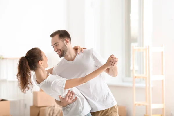 Jeune couple heureux à la nouvelle maison — Photo