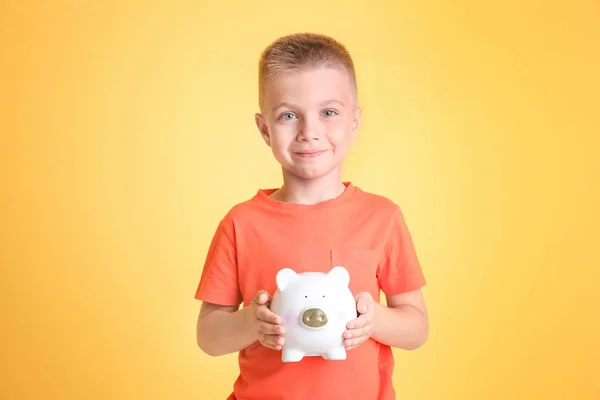 Niño pequeño con alcancía — Foto de Stock