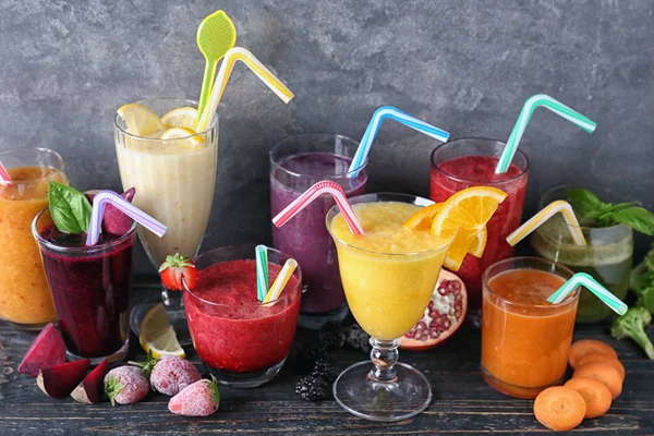 Louça de vidro com diferentes smoothies — Fotografia de Stock