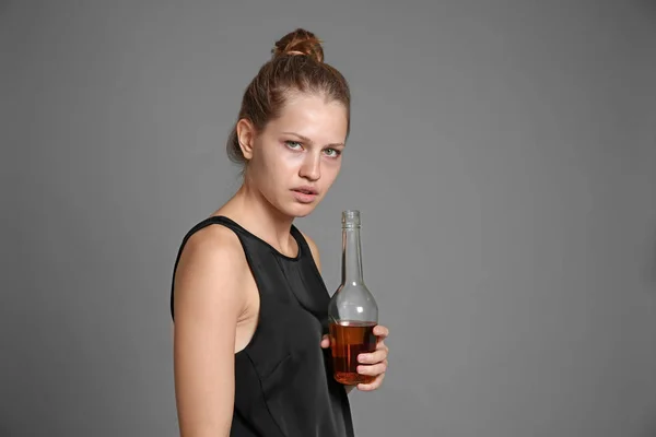 젊은 여성 음주 — 스톡 사진