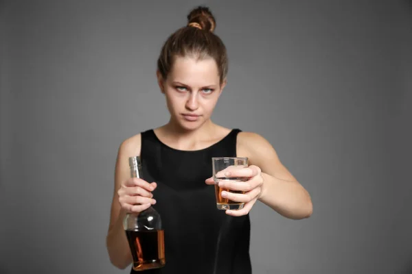 若い女性がアルコールを飲む — ストック写真