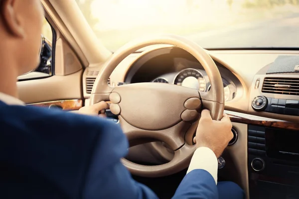 Jovem empresário dirigindo um carro — Fotografia de Stock