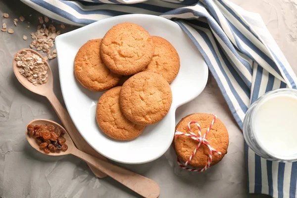 Plate with delicious oatmeal cookies — Stock Photo, Image