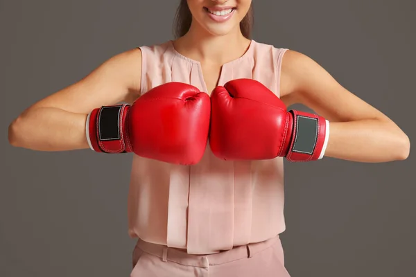 Mujer joven en guantes de boxeo — Foto de Stock