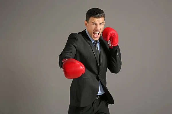 Empresario en guantes de boxeo —  Fotos de Stock