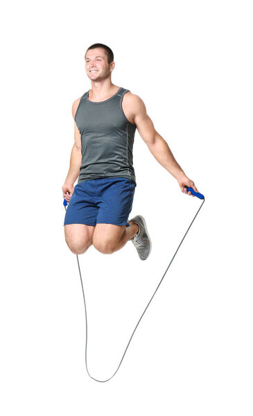 Молодой человек с скакалкой на белом фоне
