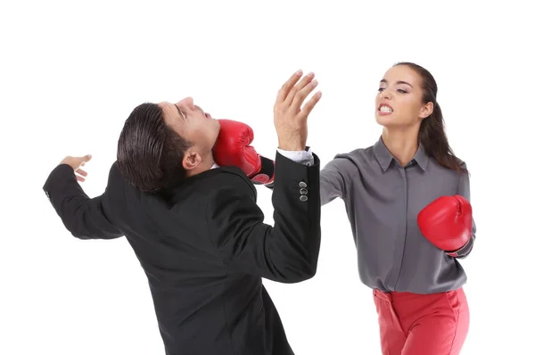 Женщина в боксёрских перчатках бьет бизнесмена — стоковое фото