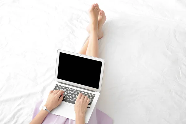 Woman using laptop — Stock Photo, Image