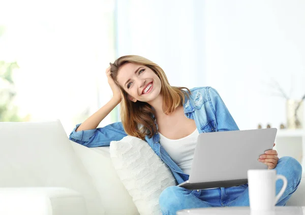 Jovem mulher com laptop moderno — Fotografia de Stock