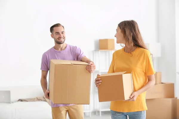 Jeune couple avec des boîtes de déménagement à la nouvelle maison — Photo