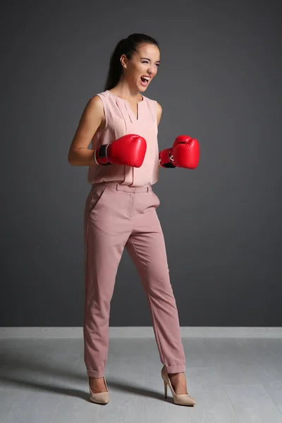 Junge Frau in Boxhandschuhen — Stockfoto