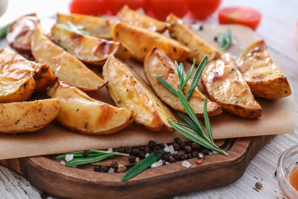 Bord met heerlijke gebakken aardappelen — Stockfoto